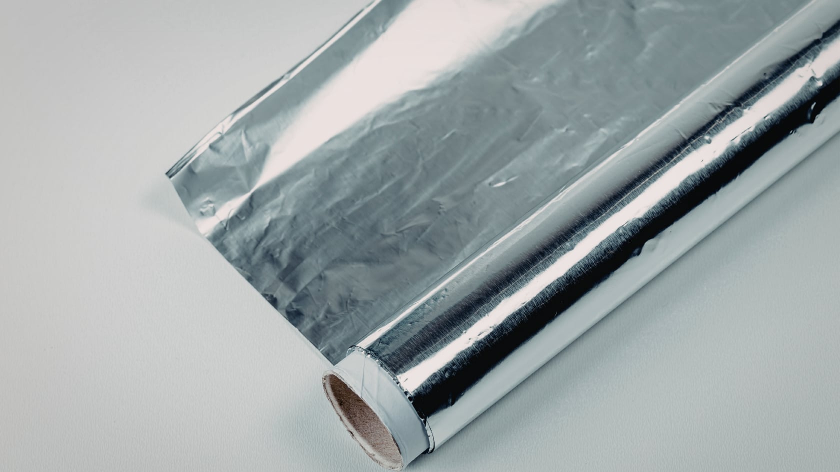 La prueba con papel aluminio ayuda a saber si la humedad viene de filtraciones externas o de condensación interna.