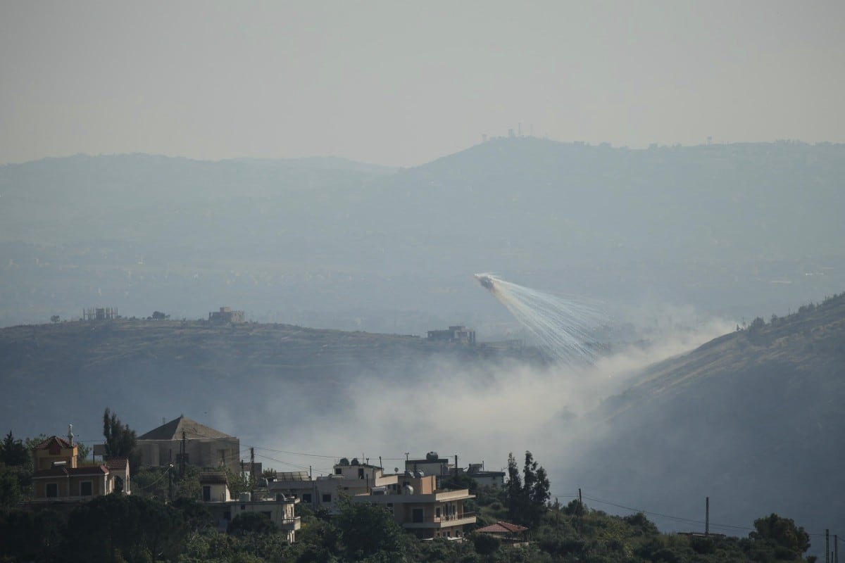 Una fotografía tomada desde la zona sur de Marjayoun muestra estelas de humo durante un bombardeo israelí en las afueras de la localidad de Yohmor, el 10 de mayo de 2026.