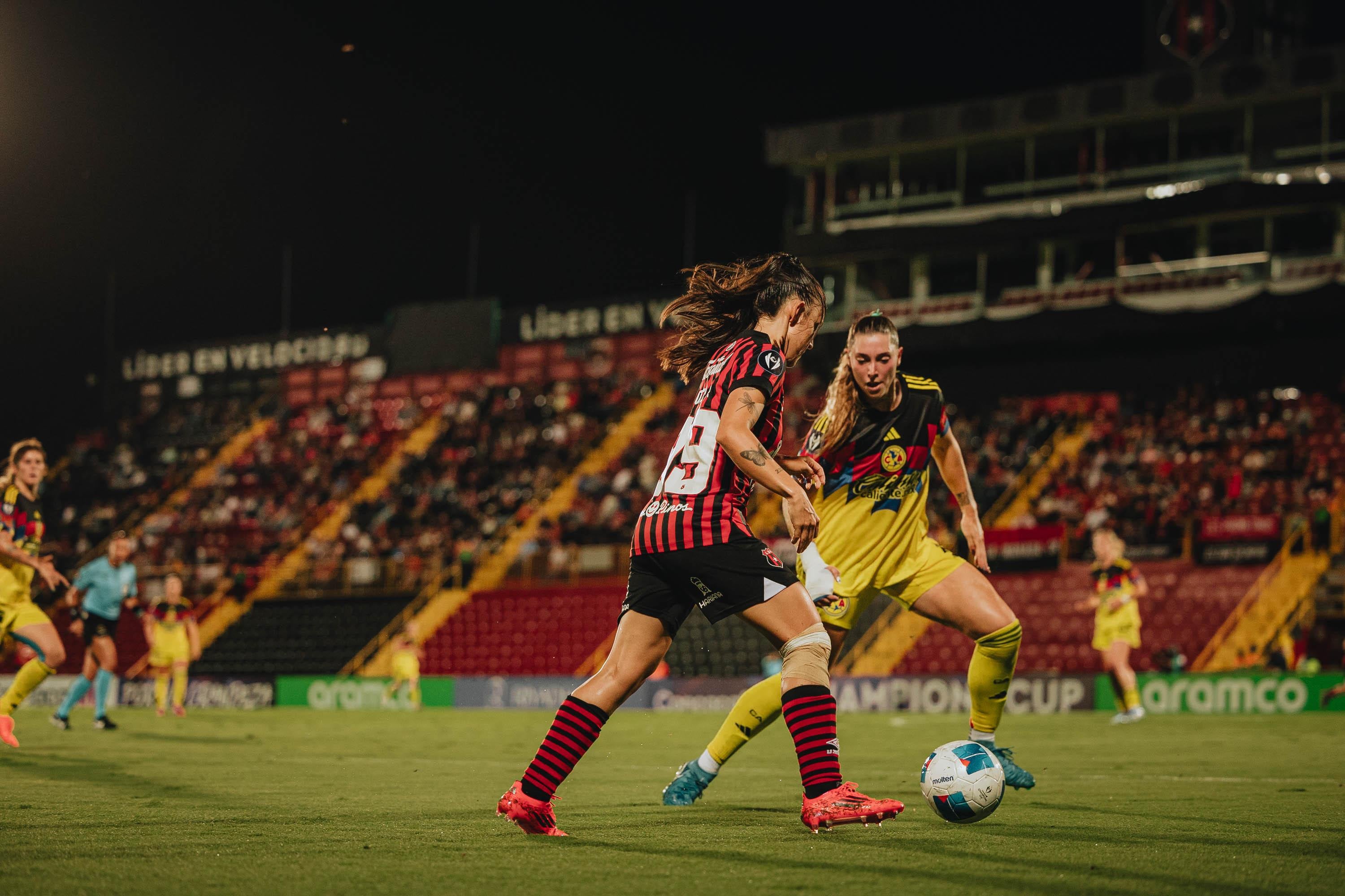 Sofía Varela metió un centro venenoso que Alexandra Pinell no logró conectar, en el partido entre Liga Deportiva Alajuelense y el América, en la Copa de Campeones W de Concacaf.