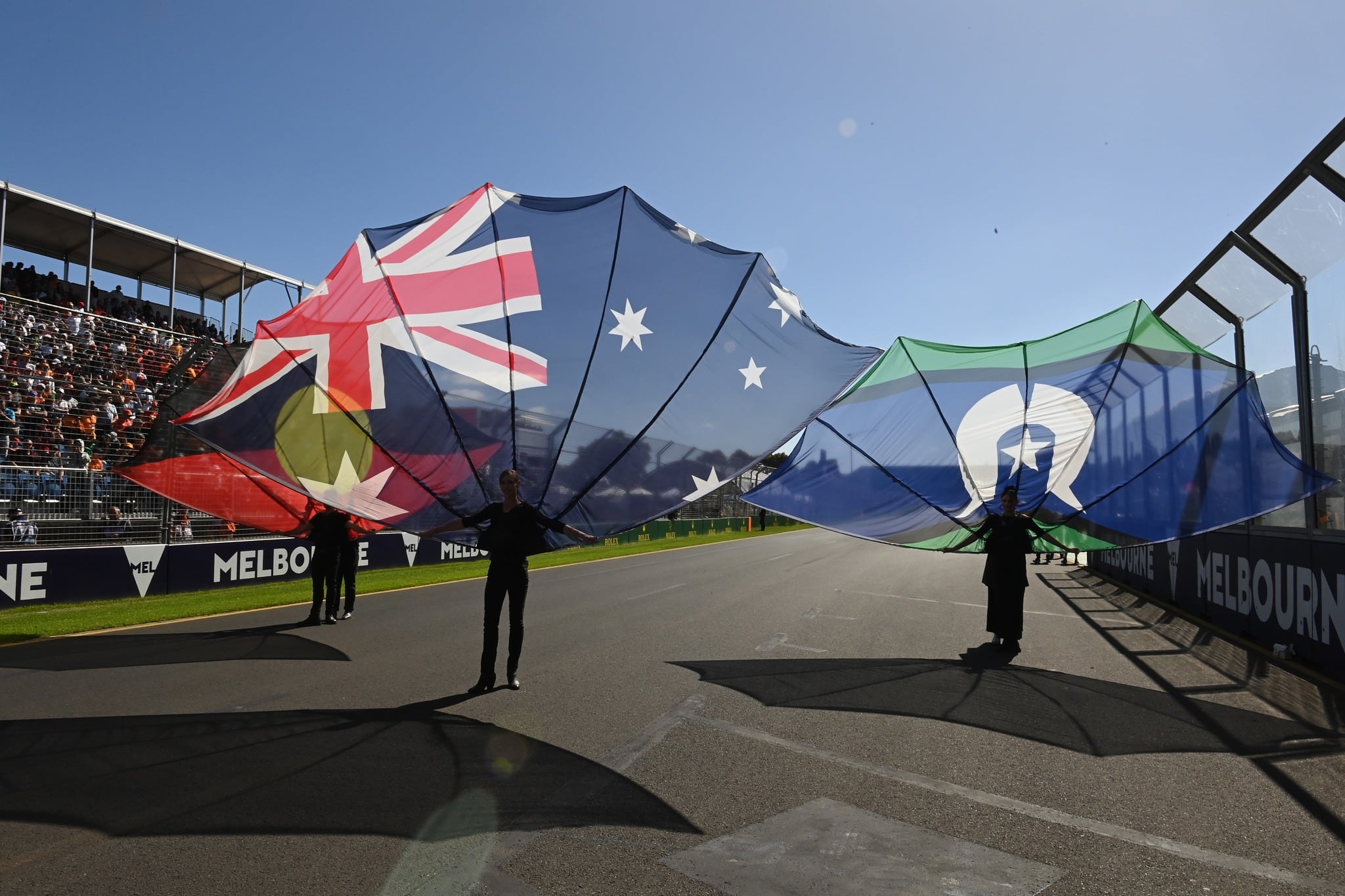 Artistas en la parrilla durante la interpretación del himno nacional previo al Gran Premio de Australia en el circuito de Melbourne, el domingo 24 de marzo de 2024, en Melbourne, Australia. (Foto: Mark Sutton / Sutton Images)