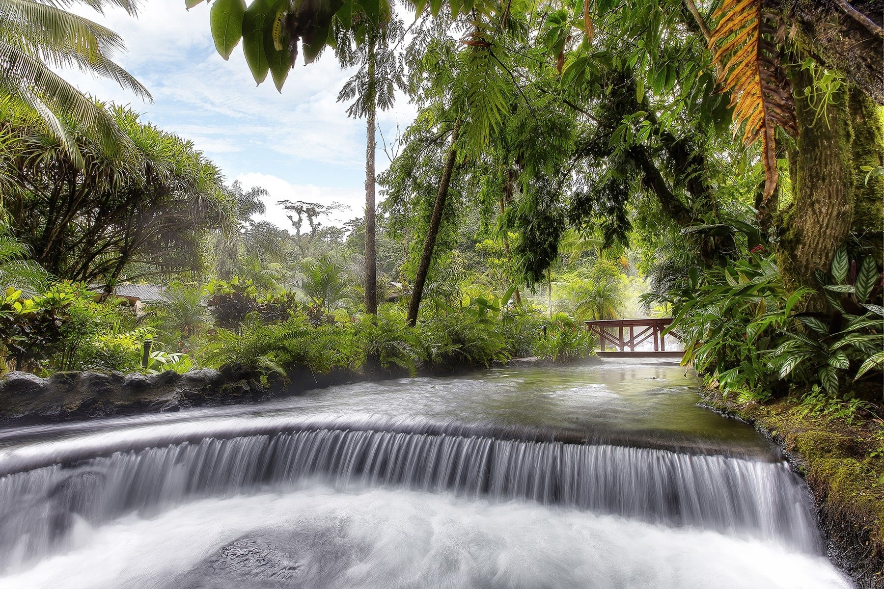 El hotel Tabacón, en La Fortuna, San Carlos, es conocido por las aguas termales. Pese a la pandemia, la empresa aplicó diversas medidas para mantener con ingreso a sus empleados. Foto: Cortesía
