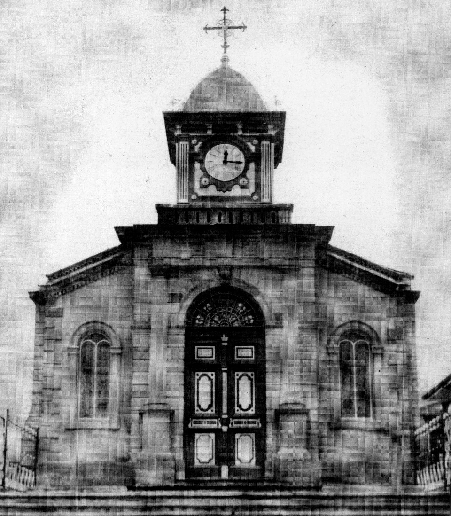 Fachada principal de la Capilla del Hospicio de Incurables, en 1937.