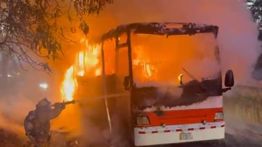 Bus arde en llamas en La Garita de Alajuela