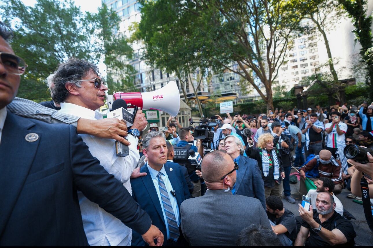 La cuenta de Presidencia de Colombia, en la red social X, compartió imágenes de la participación del presidente Gustavo Petro en una manifestación de apoyo a Palestina junto al músico británico Roger Waters.