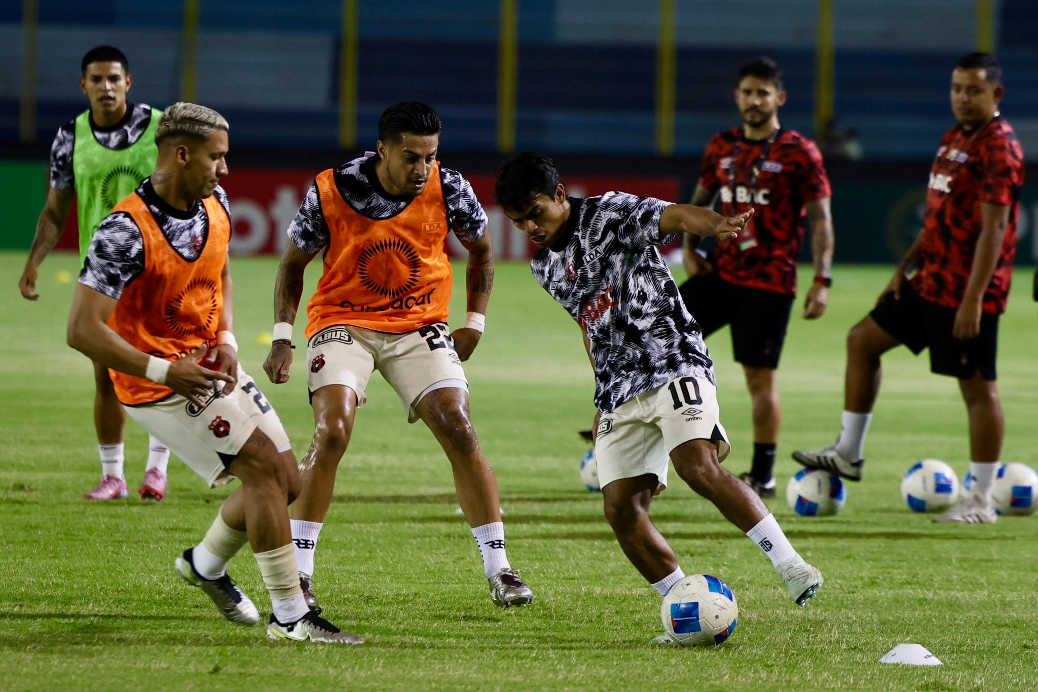 Liga Deportiva Alajuelense durante su calentamiento en el Estadio Cuscatlán, en El Salvador.