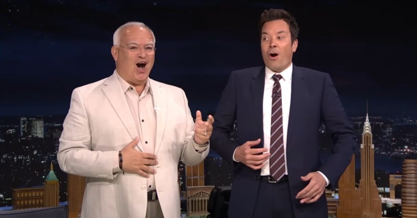 A la izquierda, Luis Omar Tapia junto al presentador estadounidense, Jimmy Fallon.