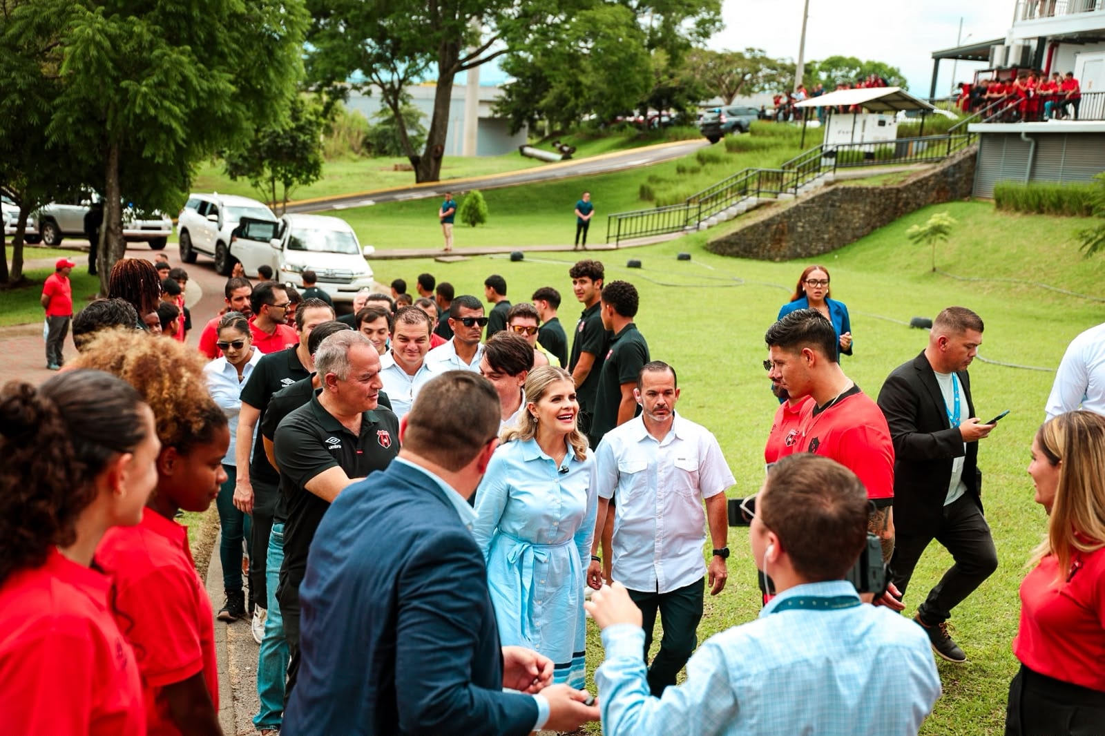 La presidenta de la República, Laura Fernández, aceptó una invitación de Liga Deportiva Alajuelense para ir a conocer el CAR.