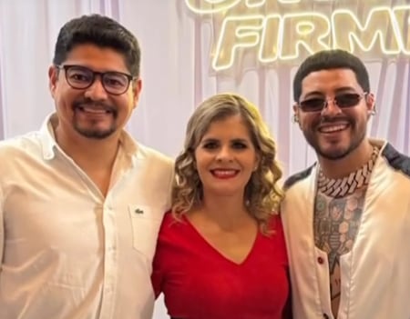 La presidenta electa Laura Fernández asistió al concierto del grupo Firme en La Sabana.