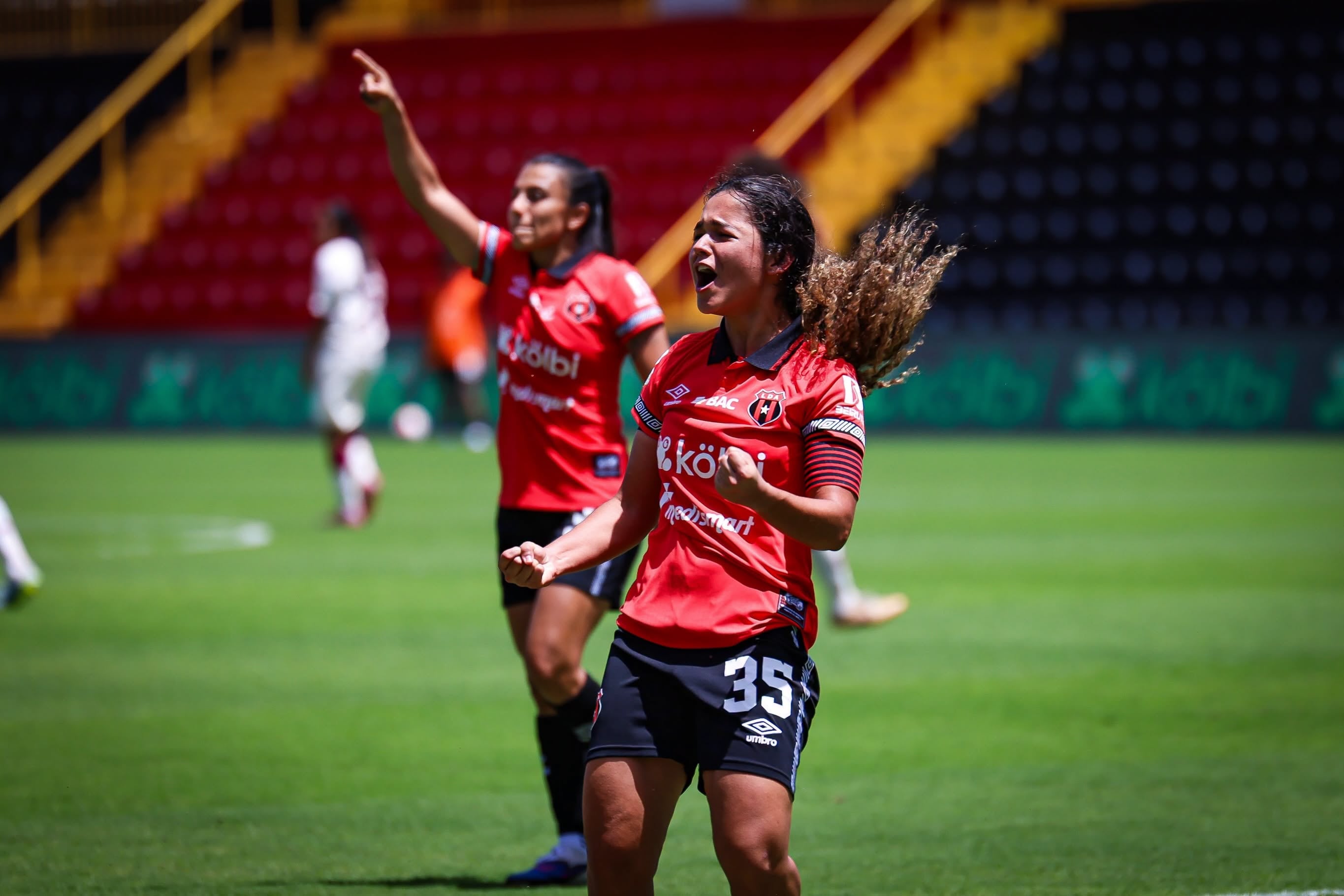 María Paula Arce gritó con todo su gol en el clásico femenino entre Liga Deportiva Alajuelense y Saprissa FF.