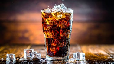 Pareja que bebía 12 litros de Coca-Cola al día perdió 264 kg tras temer por la vida de su hijo