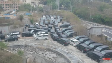 Exploradores hallan ‘cementerio’ de carros de lujo en hotel cinco estrellas abandonado en China