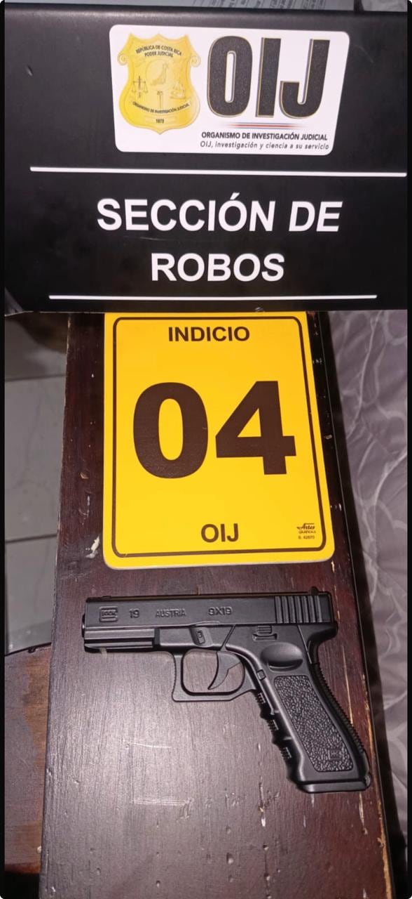 Agentes decomisaron armas de fuego a los sospechosos.
