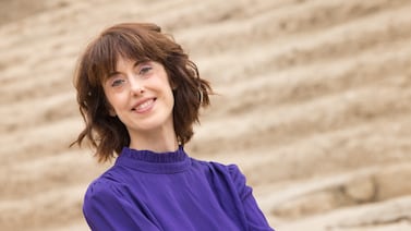 La columna de Irene Vallejo: Una bolsa nos hizo libres, pero su versión moderna podría condenarnos