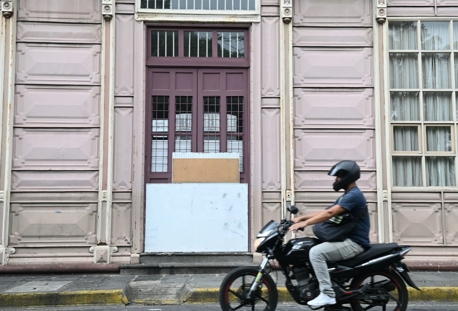 Daños a la estructura del edificio patrimonio nacional de la Escuela Metálica.