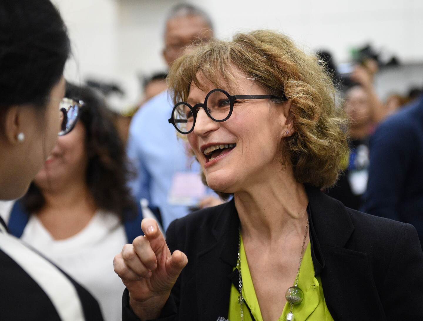 Agnes Callamard, relatora especial de la ONU para ejecuciones extrajudiciales, conversa con participantes en un foro sobre narcóticos y narcotráfico en la Universidad estatal de Manila, este viernes 5 de mayo.
