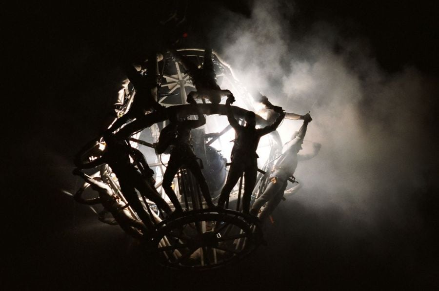 Montaje de la compañía La Fura del Baus, compañía española fundada en 1979.