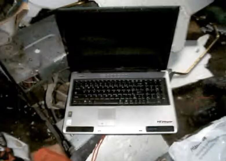 Las autoridades alemanas realizaron un operativo en una antigua fábrica en Neuwegersleben, donde hallaron objetos clave como un disco duro y juguetes infantiles, que podrían esclarecer la desaparición de Madeleine McCann en 2007. El lugar pertenece a Christian Brueckner, único sospechoso del caso.