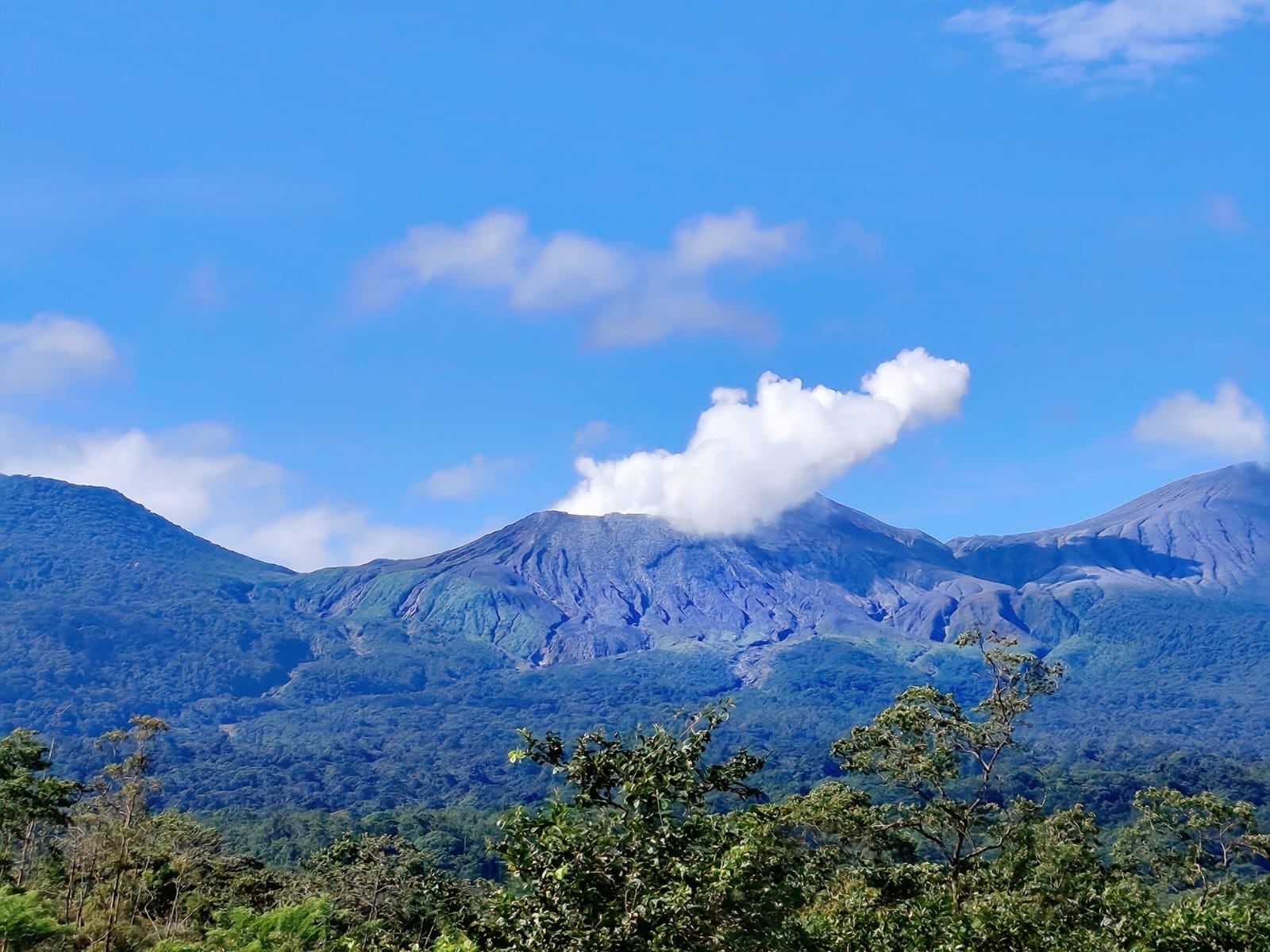 Vulcanólogo inspeccionó un cráter del volcán Rincón de la Vieja tras recientes erupciones moderadas.