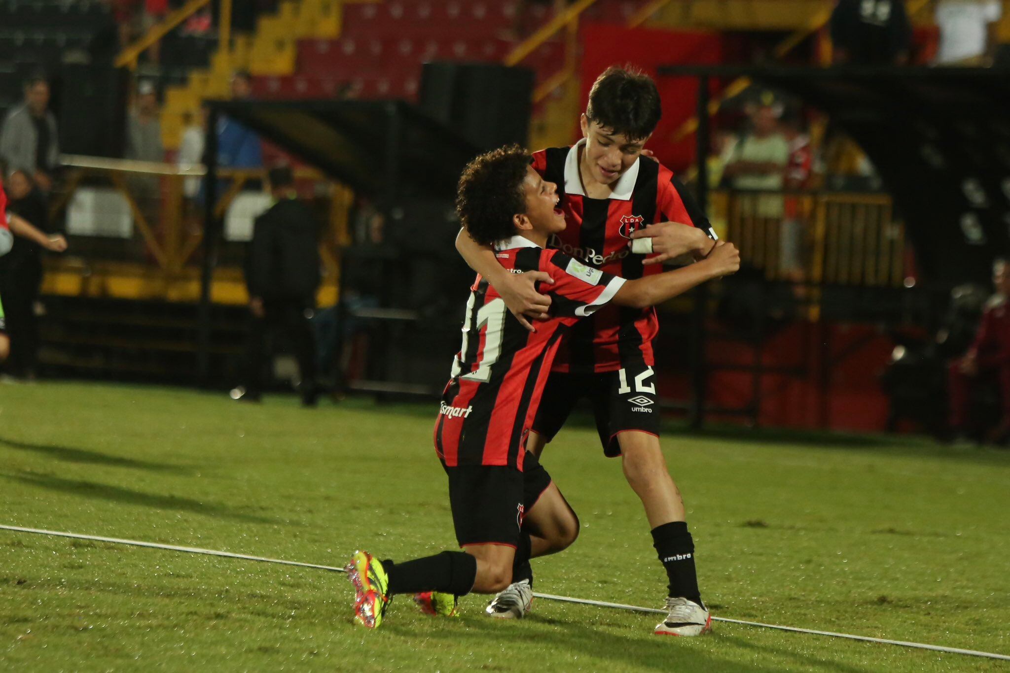 Arjen Barrantes gritó su gol a todo pulmón en la final U-12 entre Liga Deportiva Alajuelense y Saprissa. Con él festeja Steven Delgado.