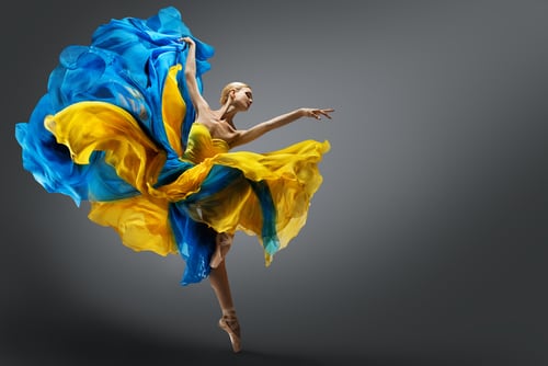Bailarina con vestido azul y amarillo, colores de la bandera ucraniana, representando el arte como símbolo de resiliencia durante la guerra.