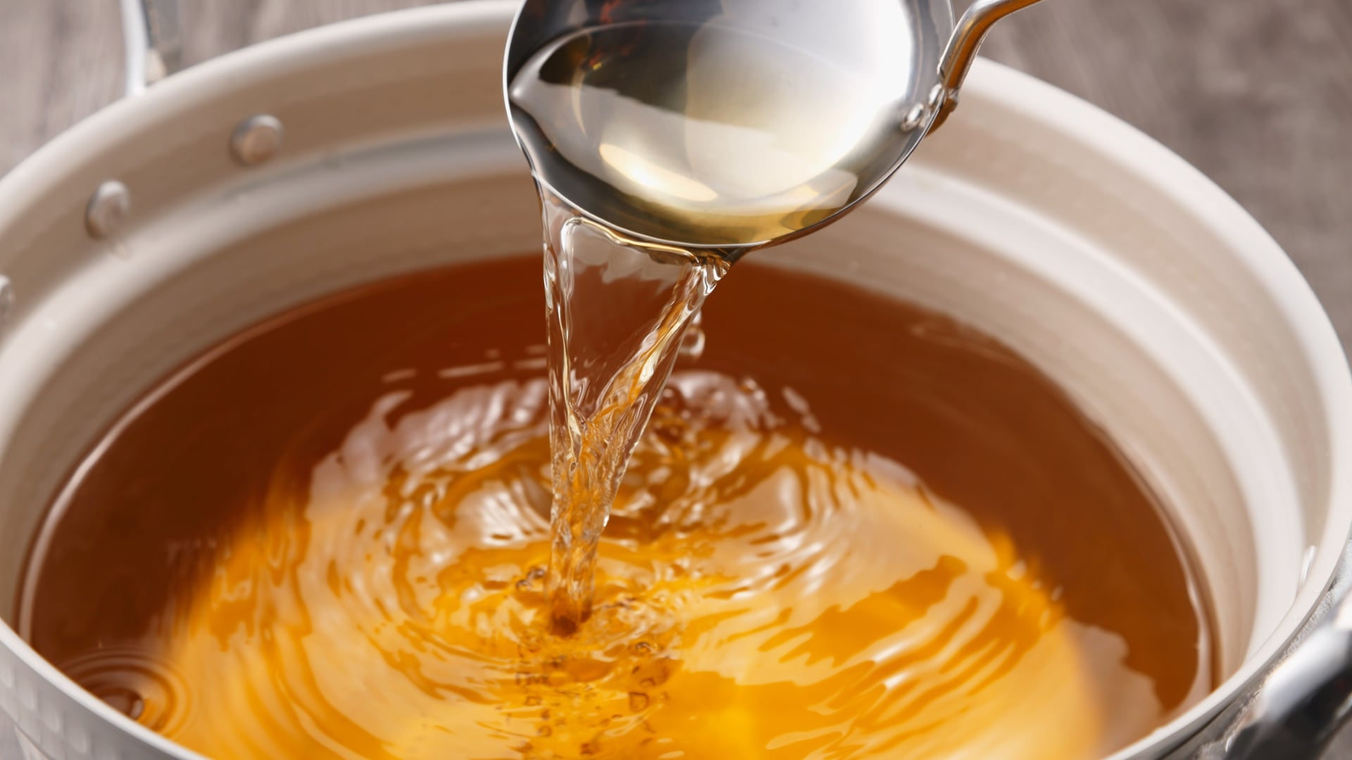 El vinagre en las ollas ayuda a absorber mejor el hierro, elimina residuos difíciles y permite curar utensilios de barro de forma segura.