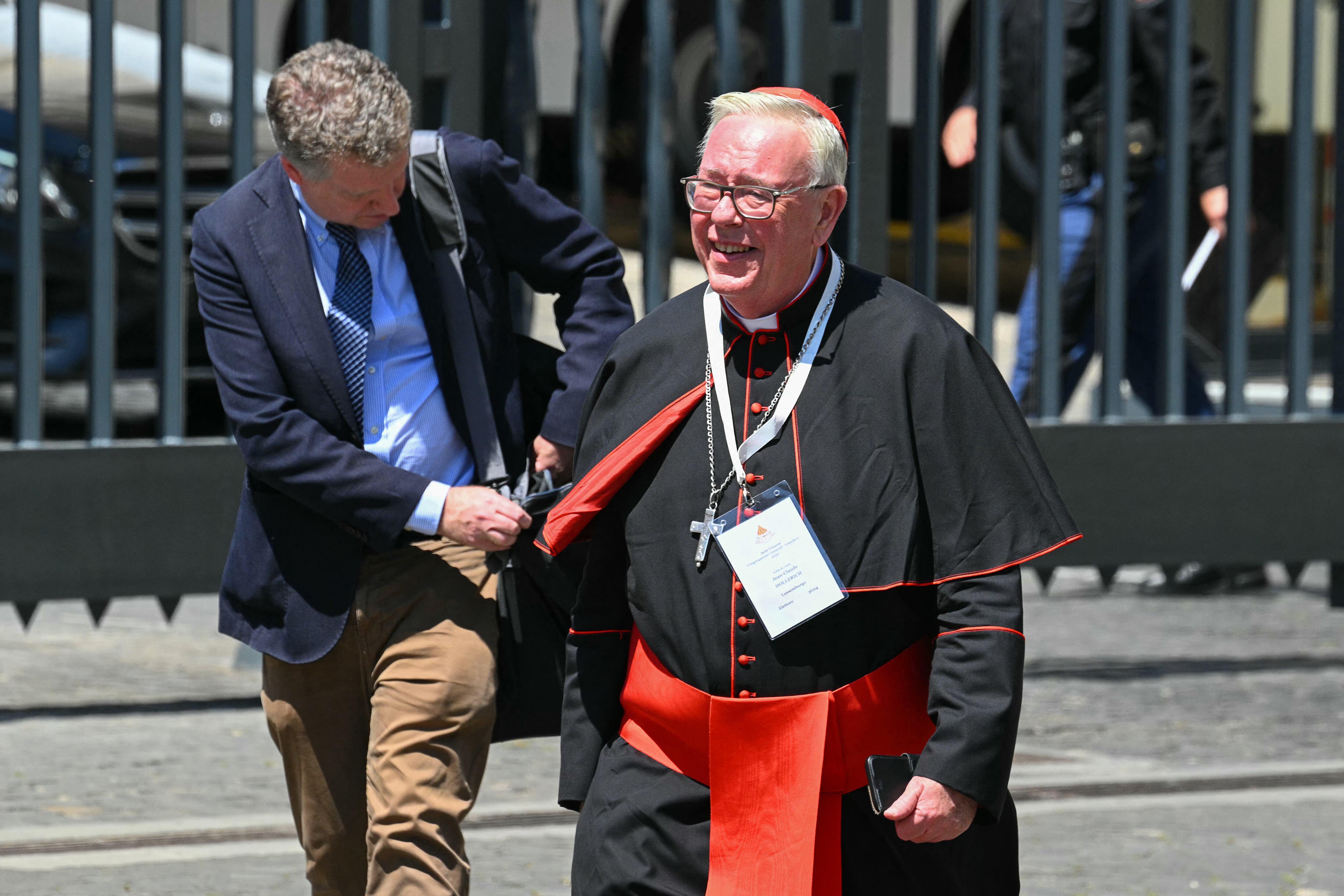 El cardenal de Luxemburgo Jean-Claude Hollerich en las afueras del Vaticano.