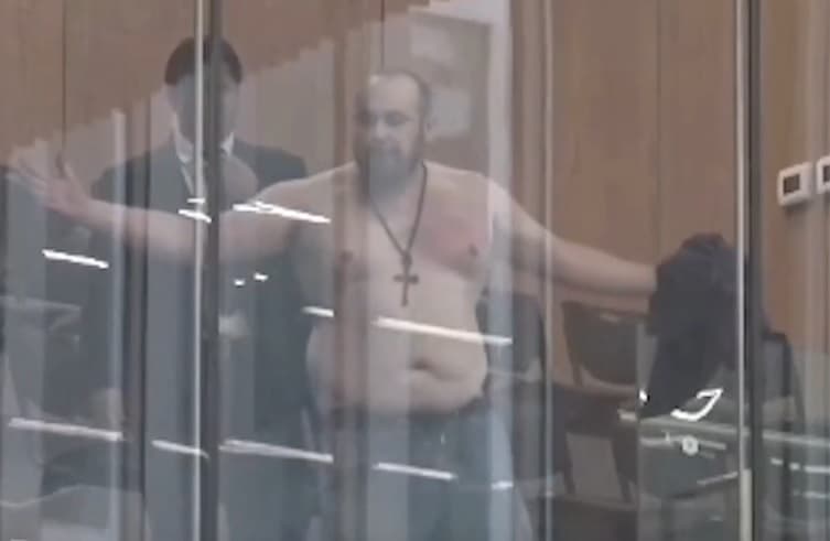Álvaro Ariel Morales Salazar, hombre que golpeó los vidrios de la barra del público en la Asamblea Legislativa.