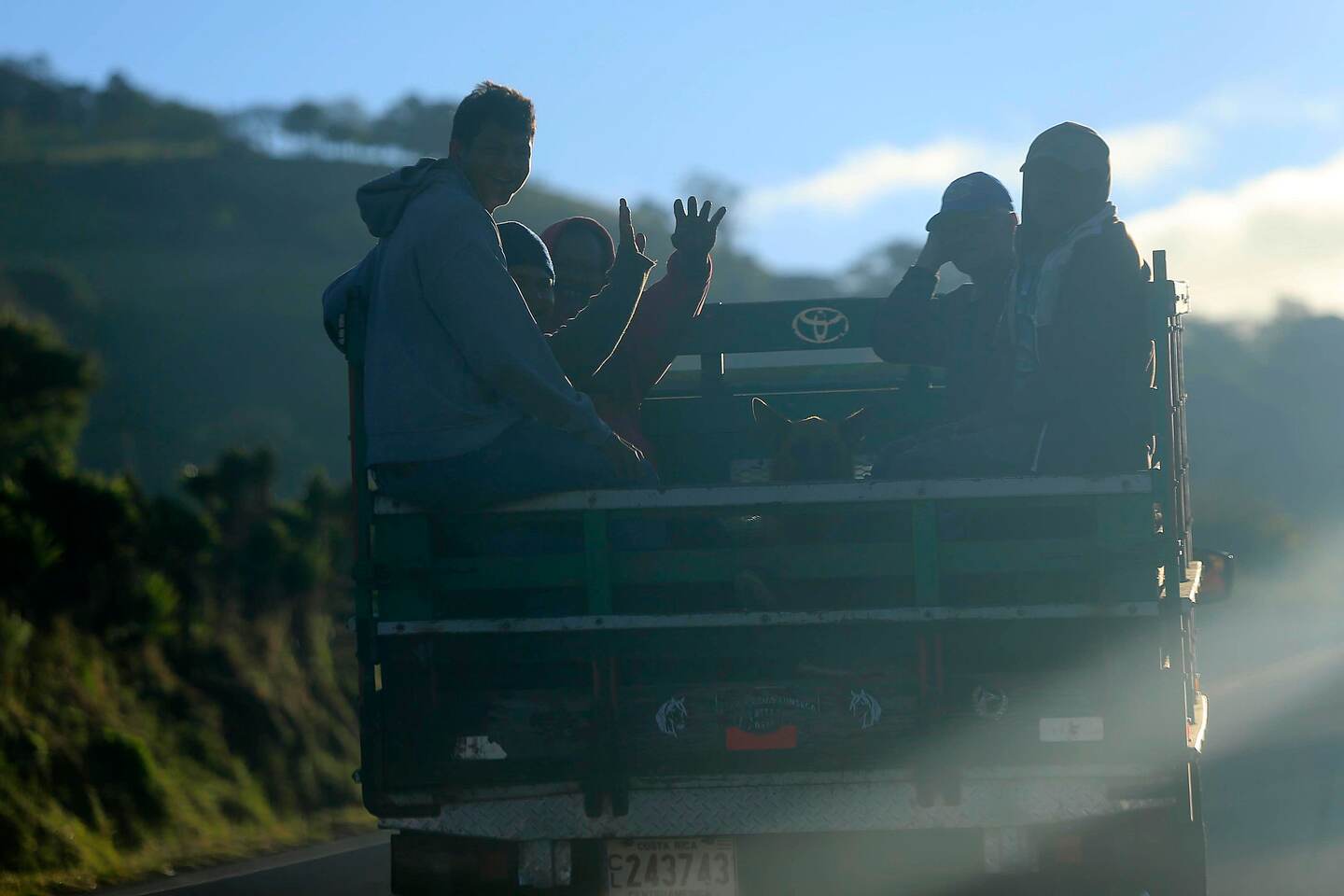 27/03/2020 Cot de Oreamuno. Los agricultores de la zona norte de Cartago se mantienen en labores para garantizar el abastecimiento interno en tiempo de cuarentena por covid-19. No solo recogen las cosechas sino que también cuidan los cultivos y preparan el terreno para sembrar de nuevo. Los productores no cesan sus labores, con lo cual se garantiza la existencia de verduras, hortalizas, granos y leche. A las 6:15 a.m. estos agricultores se trasladaban a alguna finca en Cot de Oreamuno. Foto: Rafael Pacheco