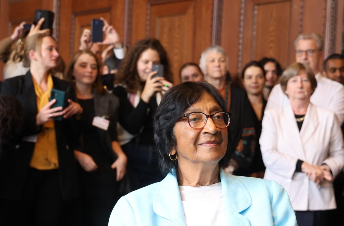 La abogada sudafricana y defensora del derecho internacional Navi Pillay posa tras recibir el Premio Nobel de la Paz 2026, el 9 de octubre de 2026, en la histórica Sala 600 del Palacio de Justicia de Núremberg, en el sur de Alemania, sede de los juicios de Núremberg.