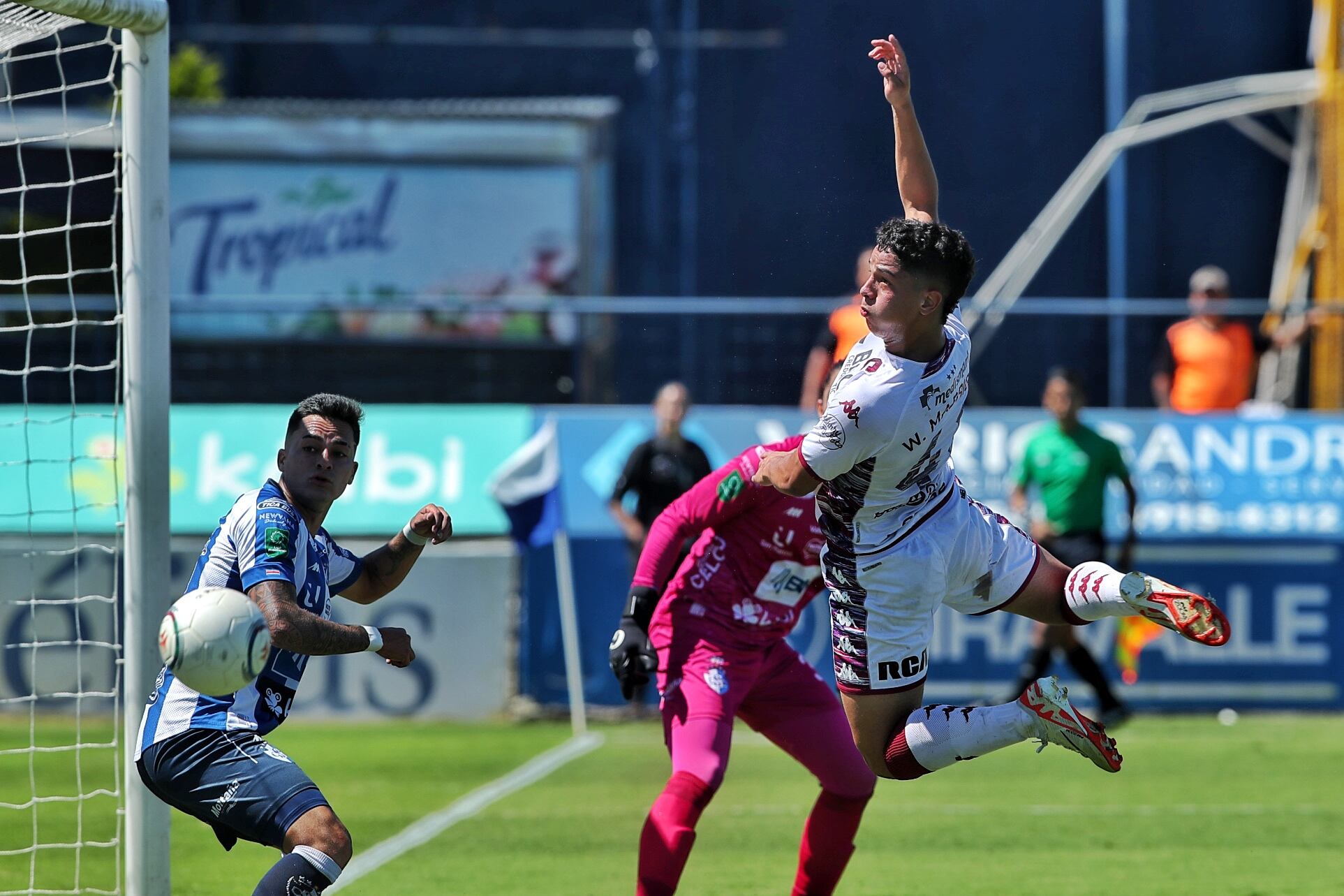 30/11/2023/ Juego entre el Club Sport Cartaginés vs Deportivo Saprissa por la semifinal del torneo Apertura de la Liga Promerica en el estadio Fello Meza / Foto John Durán