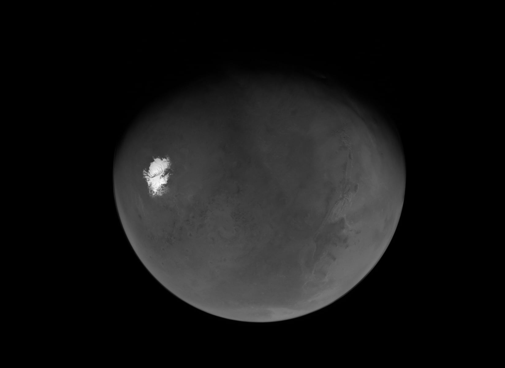 La sonda Psyche captó esta imagen de un Marte casi completamente iluminado poco después de su máximo acercamiento al planeta, el 15 de mayo de 2026. En la vista destacan el polo sur marciano y el sistema de cañones Valles Marineris.