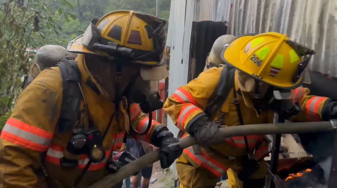 Un incendió en La Unión de Cartago consumió una estructura de 80 metros cuadrados.