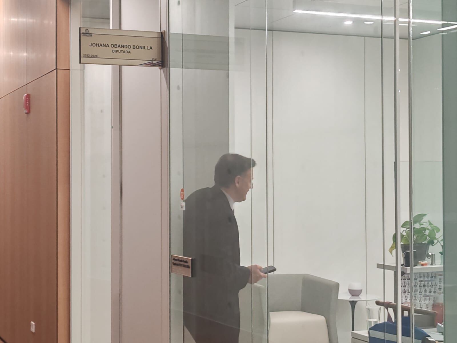 Luis Diego Vargas, jefe de fracción del PLP, en una oficina tras conocer la renuncia de Johanna Obando y Cinthya Córdoba.