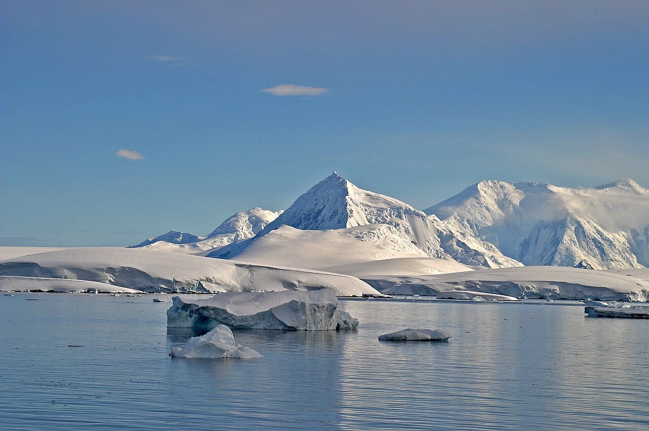 Una investigación identificó una vasta estructura bajo la Antártida que influye en el hielo actual y tendría un origen anterior a Gondwana.