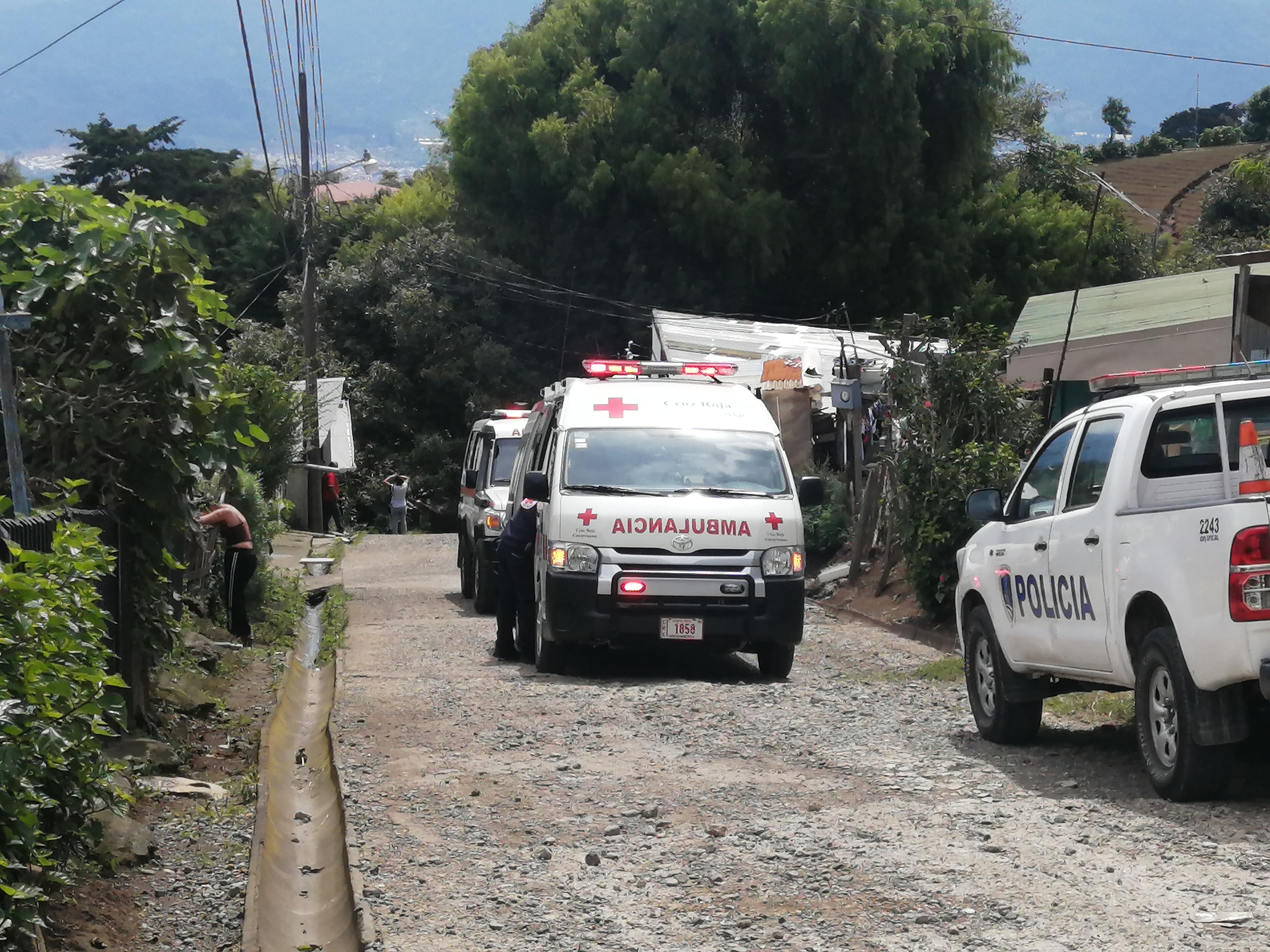 Poco antes del mediodia la Cruz Roja recibió la alerta de un menor que había caída a una tina en Tirra Blanca de Cartago. Pese a los esfuerzos de los socorristas, fue declararo sin vida. Foto: Keyna Calderón.