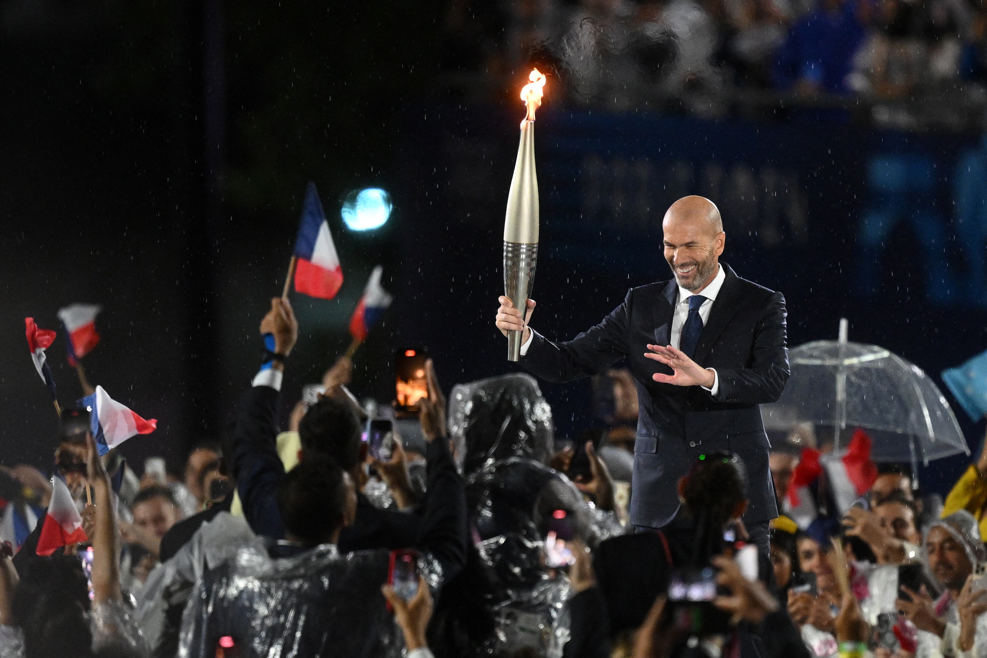 Zinedine Zidane tuvo un papel protagónico en la inauguración de los Juegos Olímpicos París 2024.