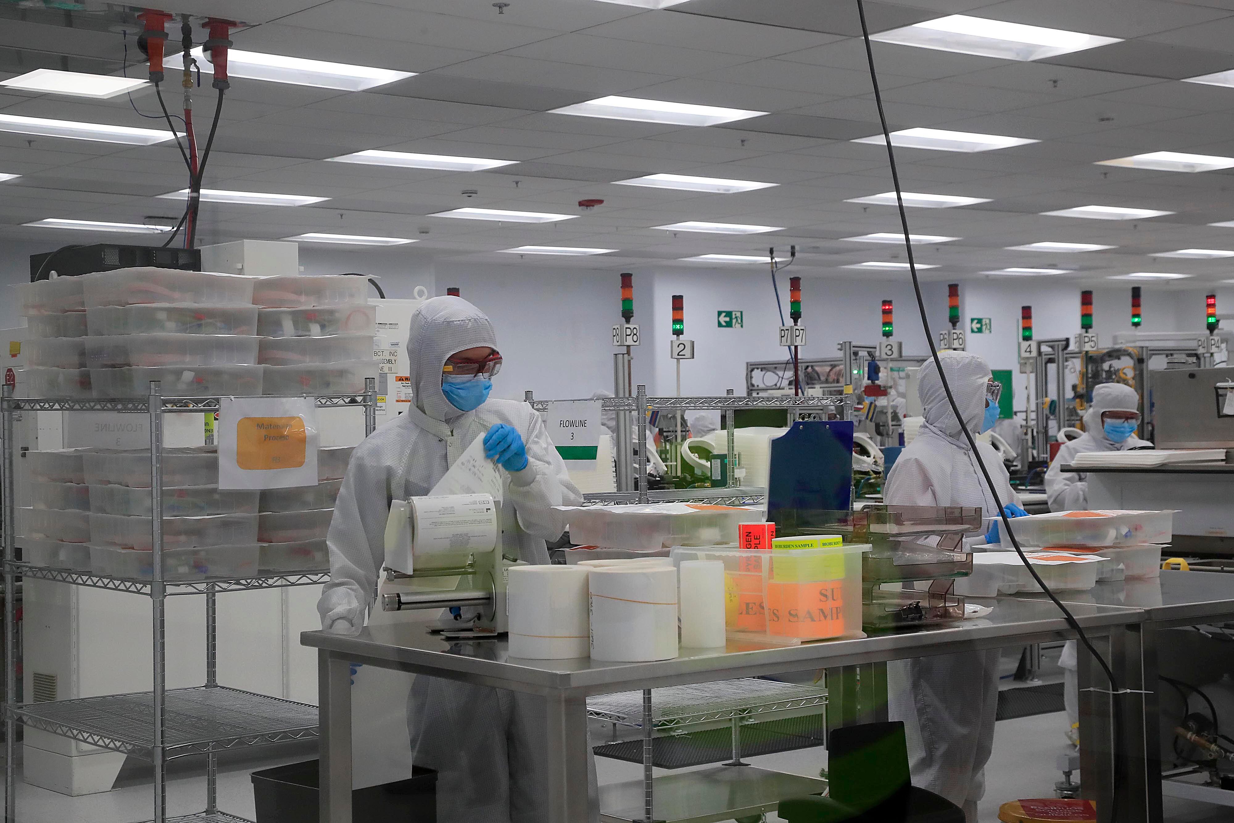 Operaria de una fábrica de manufactura en zona franca trabaja en la fabricación de dispositivos médicos.