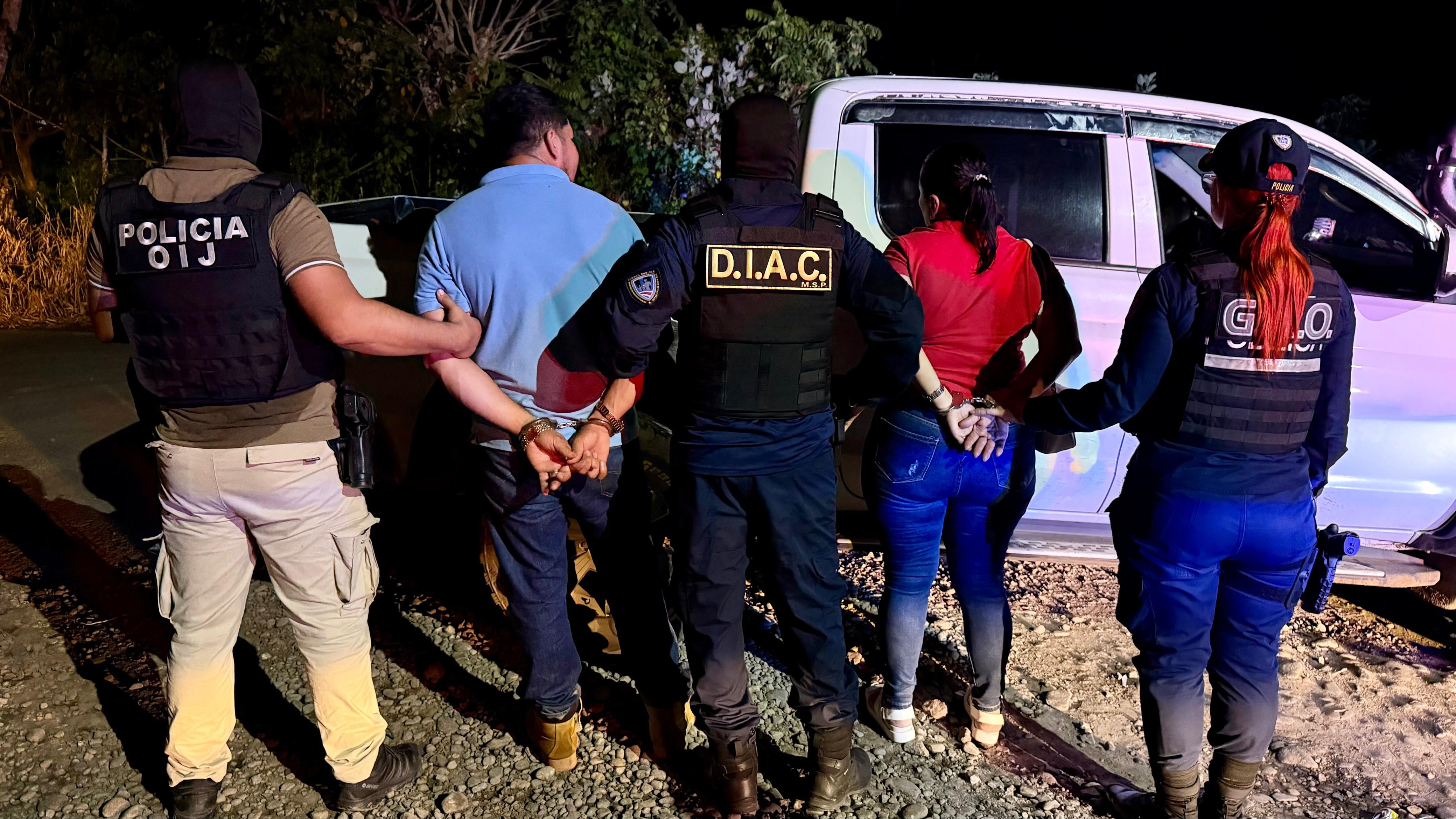 Una costarricense de apellidos Sandoval Hernández, de 45 años y un nicaragüense apellidado López Reyes, de 46, son los sospechosos de transportar en un carro más de ¢8 millones y armas de fuego.