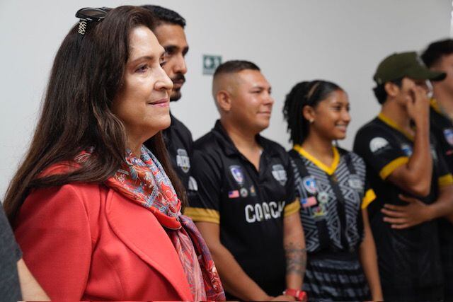 Integrantes de grupos deportivos y culturales de Chacarita y lugares aledaños agradecieron a la embajadora Cynthia Telles por el apoyo que complementa las acciones de seguridad ciudadana. Foto: Cortesía embajada EE.UU.