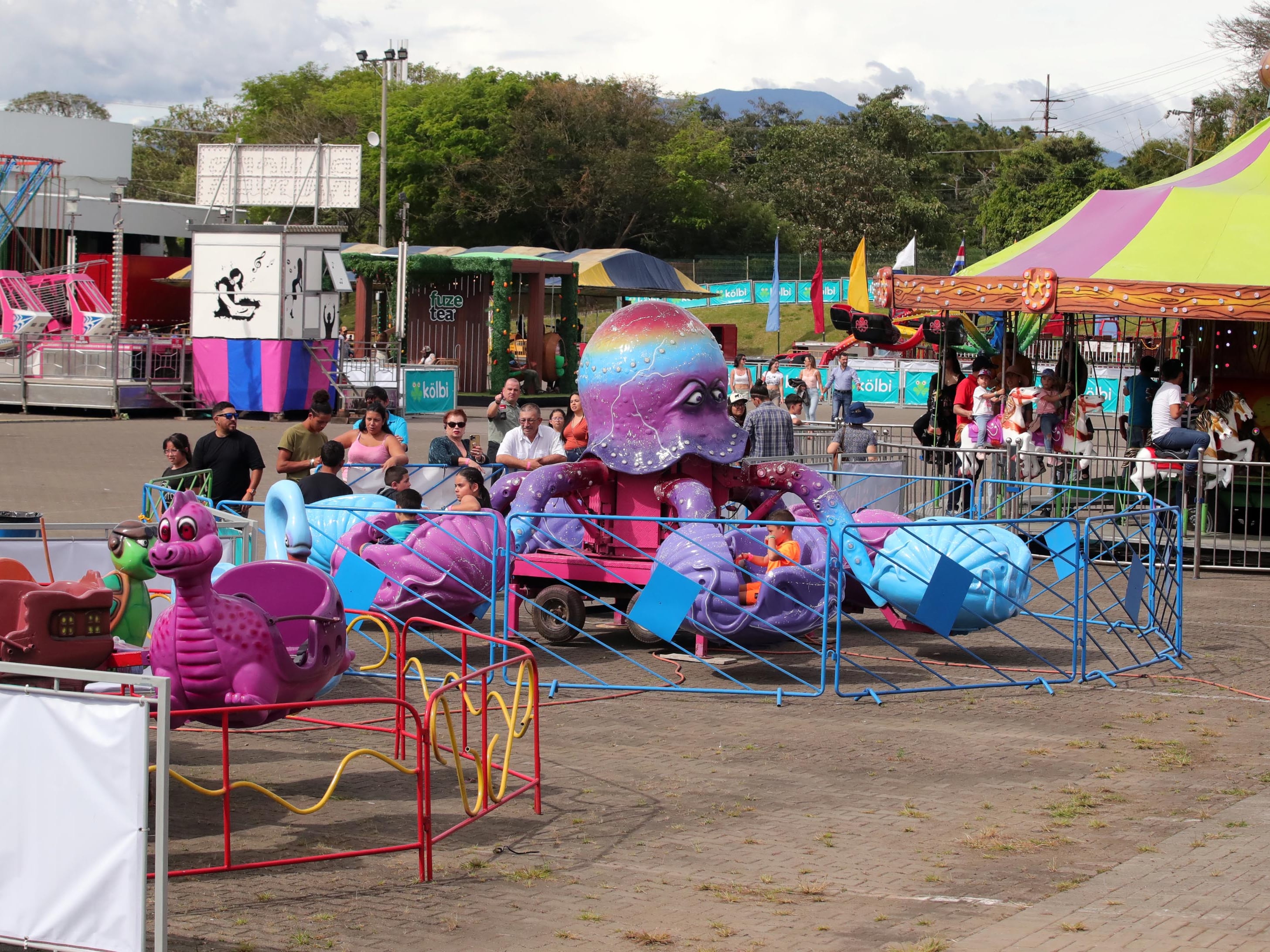 'El pulpo', un juego mecánico de las Fiestas de Pedregal