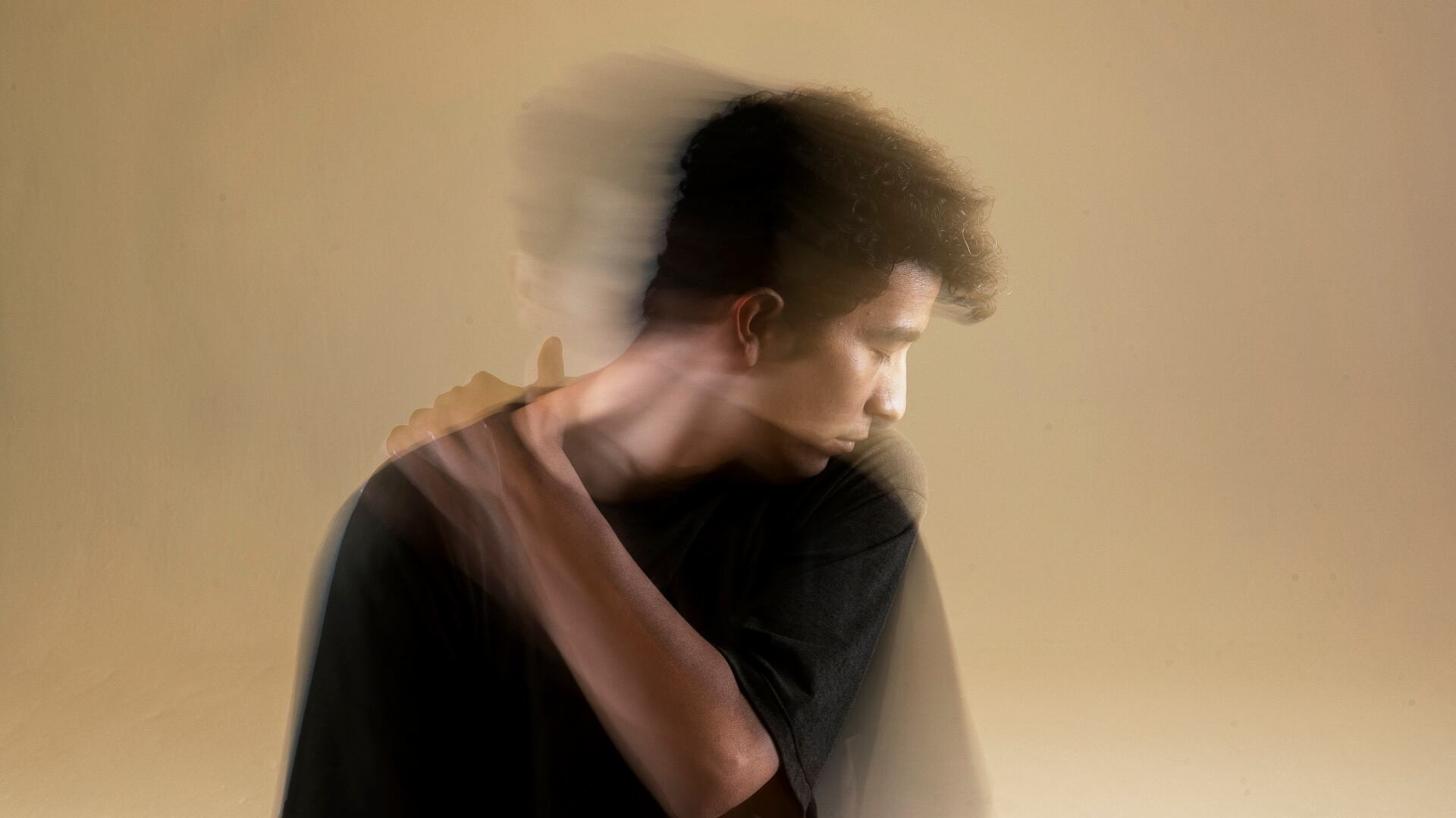 Una de las formas en que se manifiestas las heridas de la infancia es la somatización, cuando el cuerpo siente dolor sin razón aparente e incluso, la postura se ve afectada.