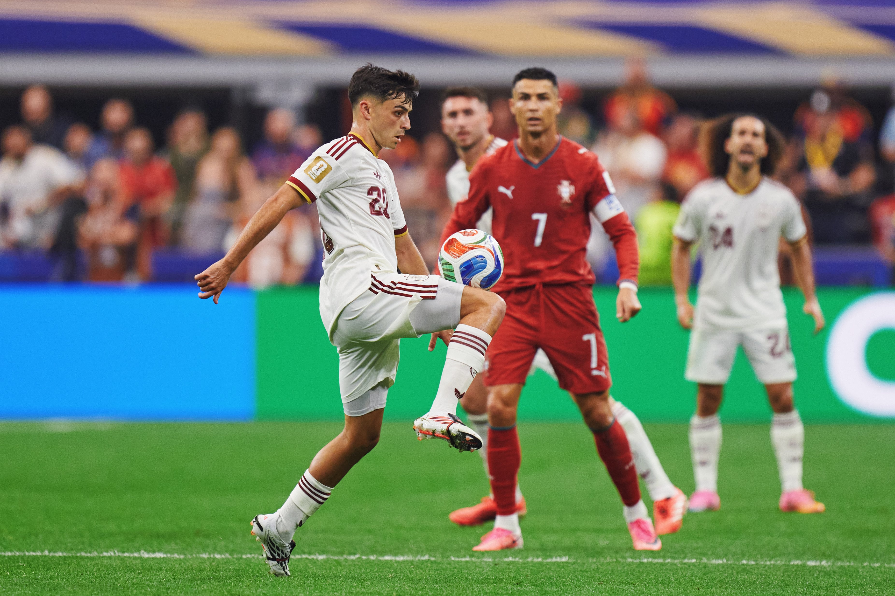 Portugal y España no se dan tregua en el partido que tiene en juego el boleto a los cuartos de final del Mundial 2026.