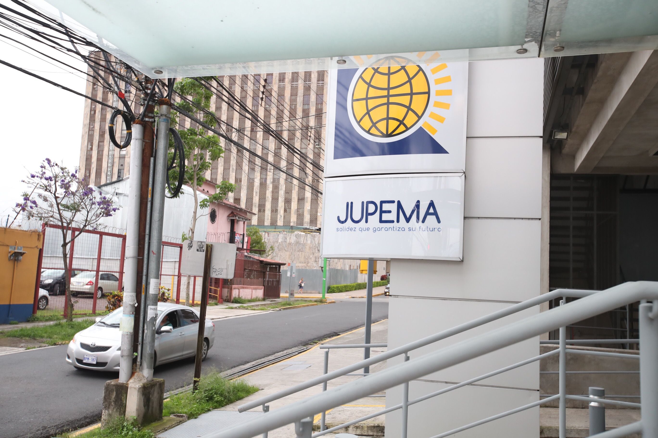 Fachada de las oficinas principales de Jupema en San José, Costa Rica, con el logotipo visible en el edificio.