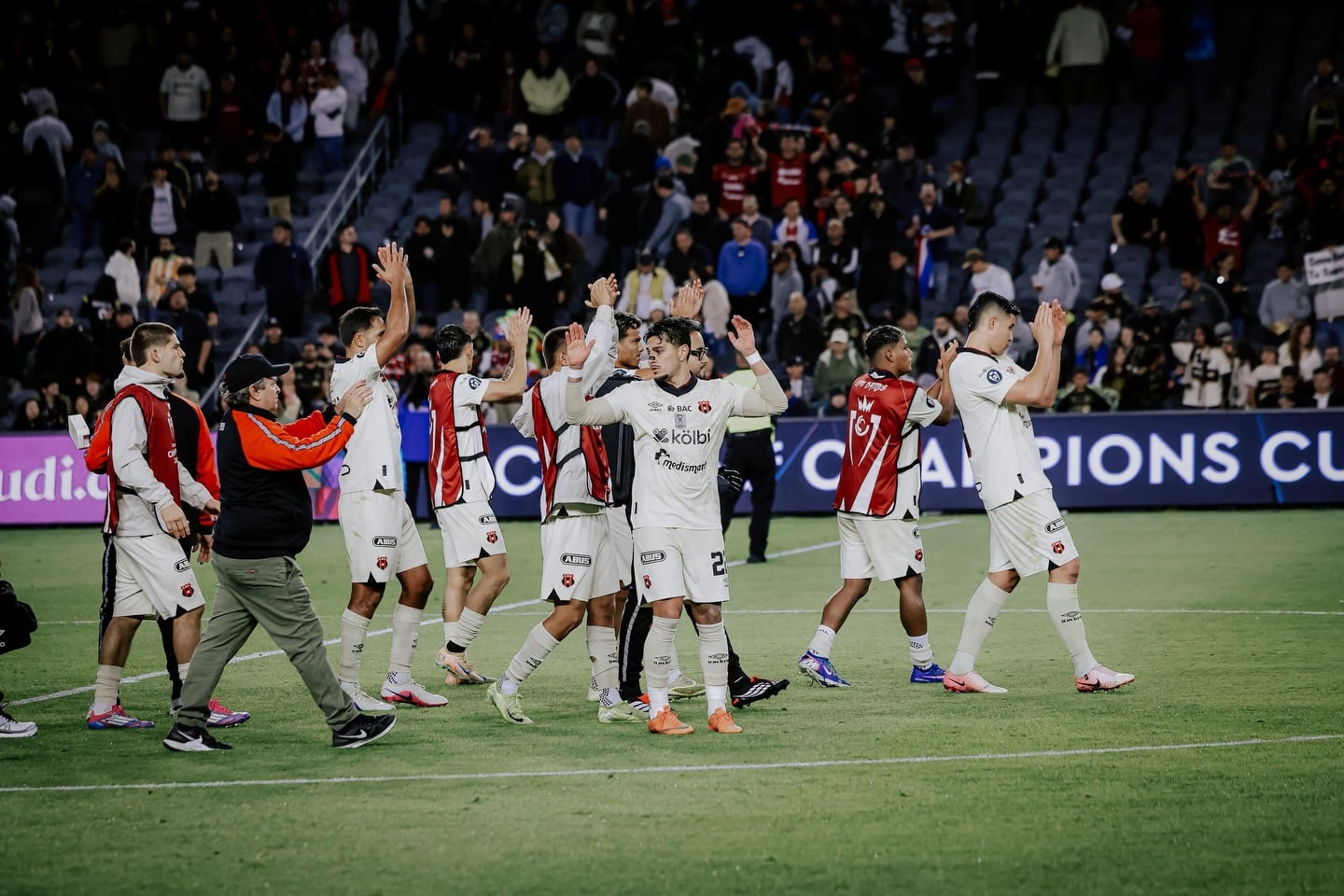 Liga Deportiva Alajuelense saluda a la afición que acudió al BMO Stadium a ver el partido contra LAFC que terminó 1-1, en la Copa de Campeones de Concacaf.