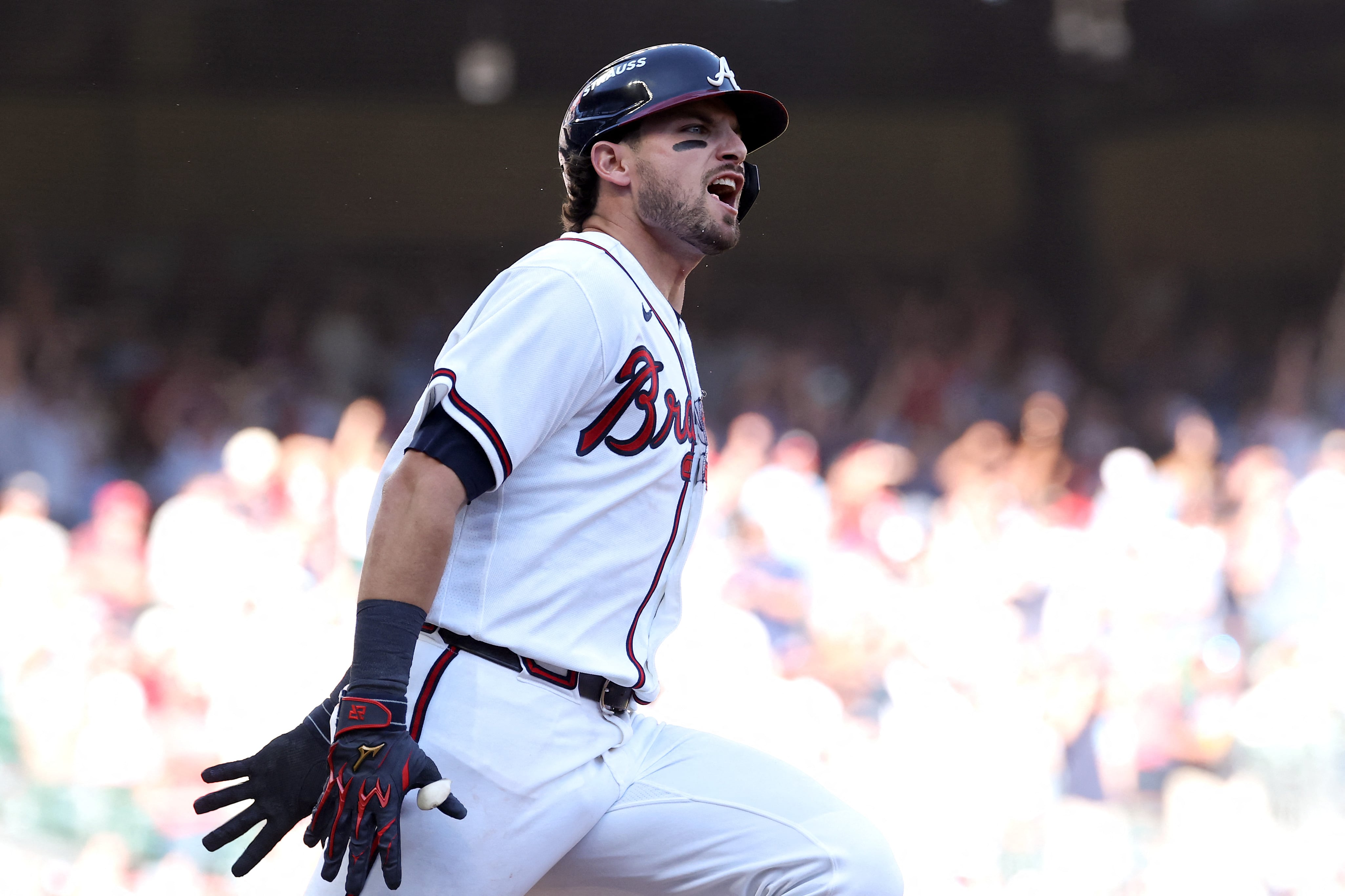Austin Riley, de los Bravos de Atlanta, observa su jonrón ante los Phillies, en el inicio de la postemporada de las Grandes Ligas.
