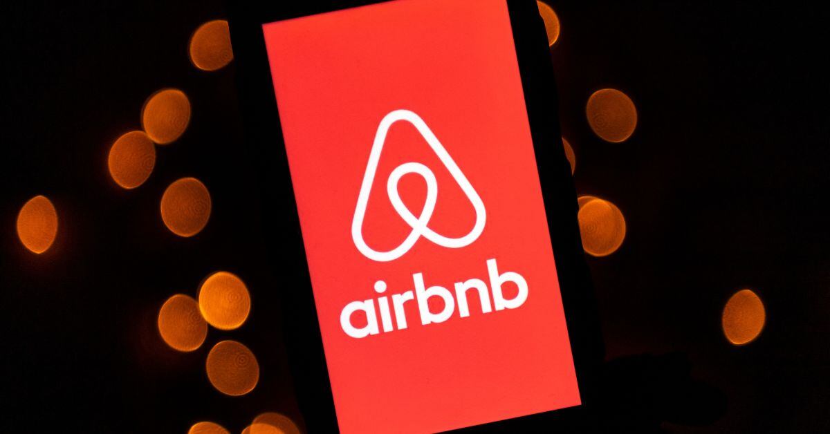 En la imagen, un teléfono con Airbnb