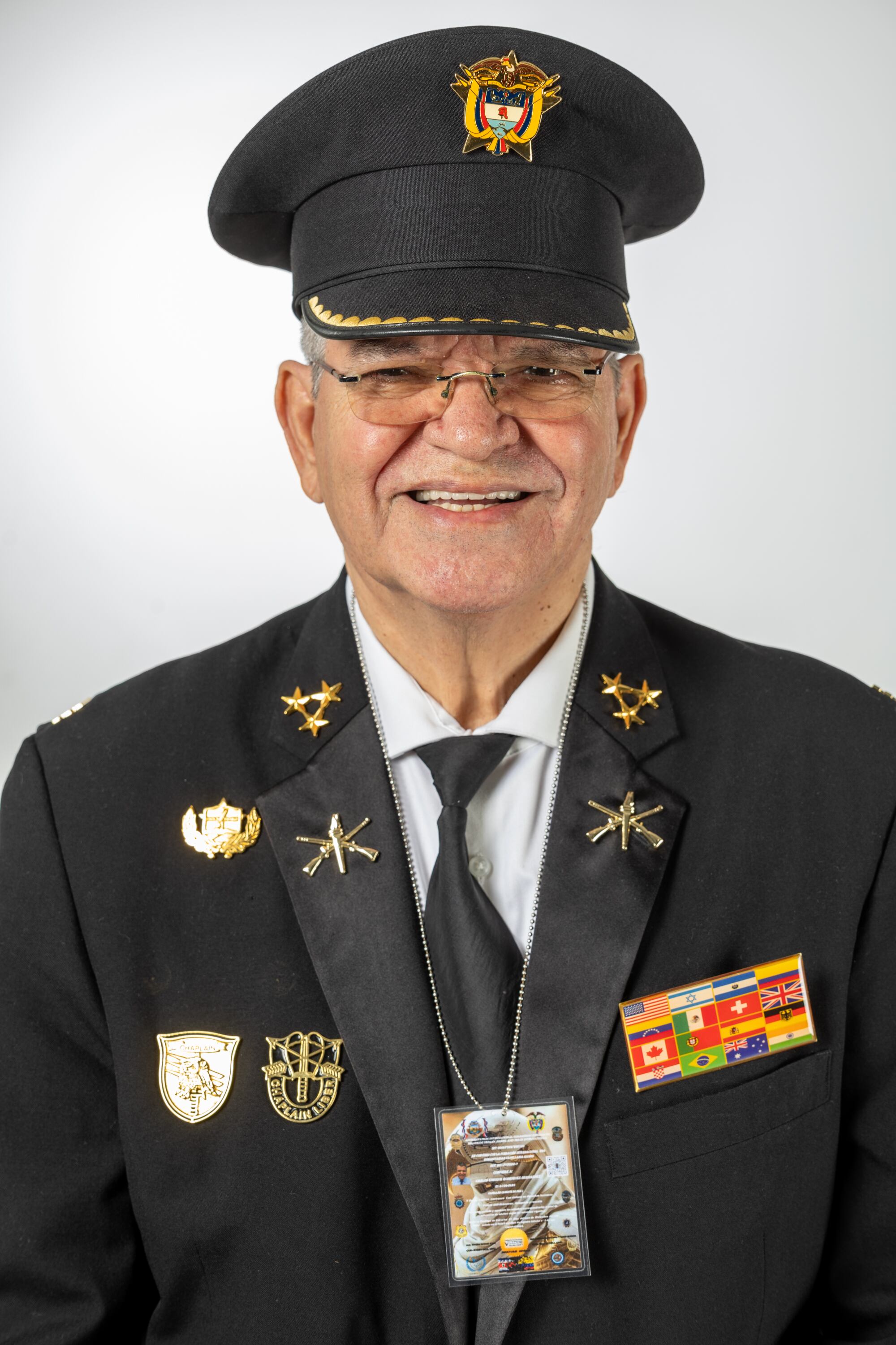 Kike de Heredia mostrando su indumentaria como capitán de la organización NGP Capehalcones.