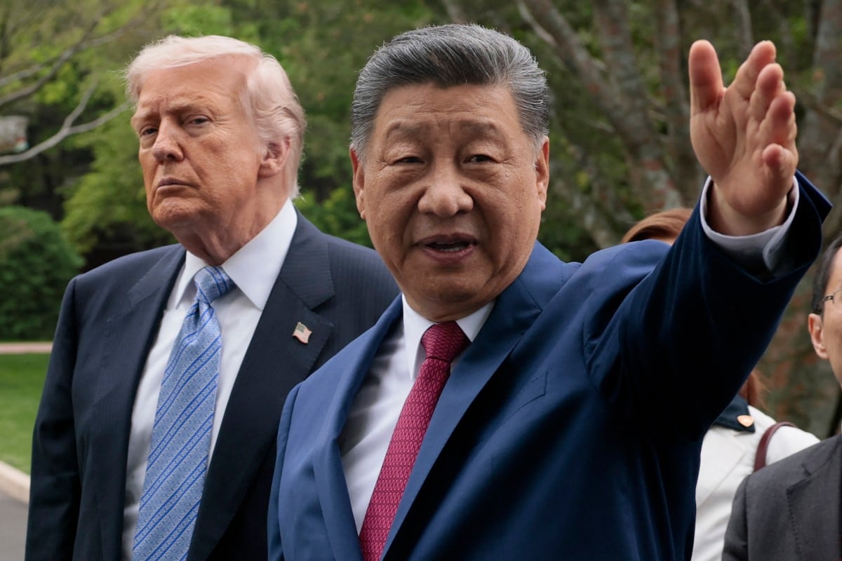 El presidente de China, Xi Jinping, gesticula mientras se reúne con el presidente de Estados Unidos, Donald Trump, durante una visita a los jardines de Zhongnanhai en Pekín el 15 de mayo de 2026.