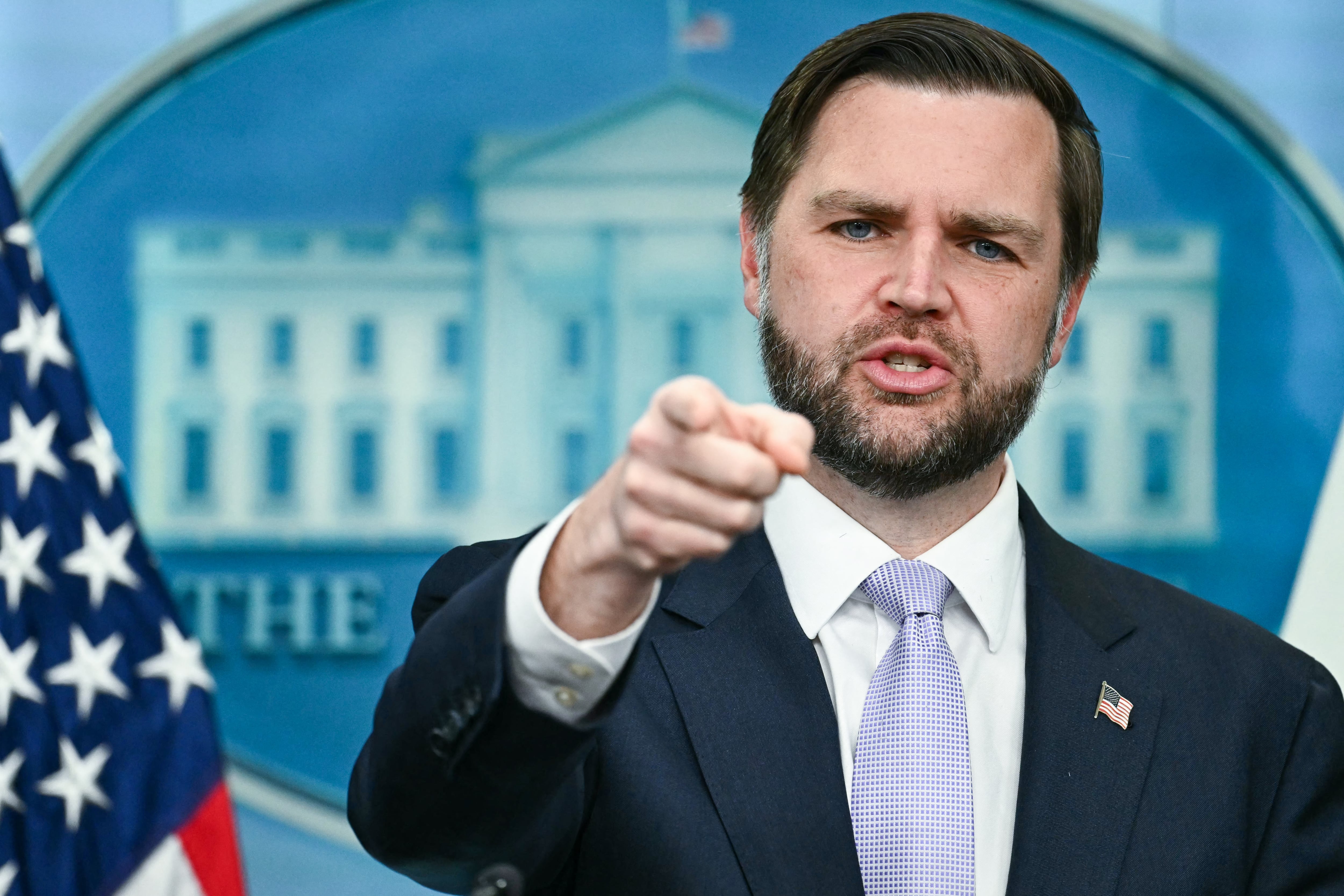 El vicepresidente de Estados Unidos, JD Vance, habla durante una rueda de prensa en la Sala de Prensa Brady de la Casa Blanca.