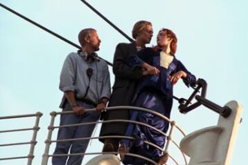 Kate Winslet reveló que el maquillaje blanco que llevaba se mezclaba con el de Leonardo DiCaprio, lo que provocaba que su rostro terminara teñido de un color sucio y la necesidad de repetir la escena varias veces. Foto: IMDB